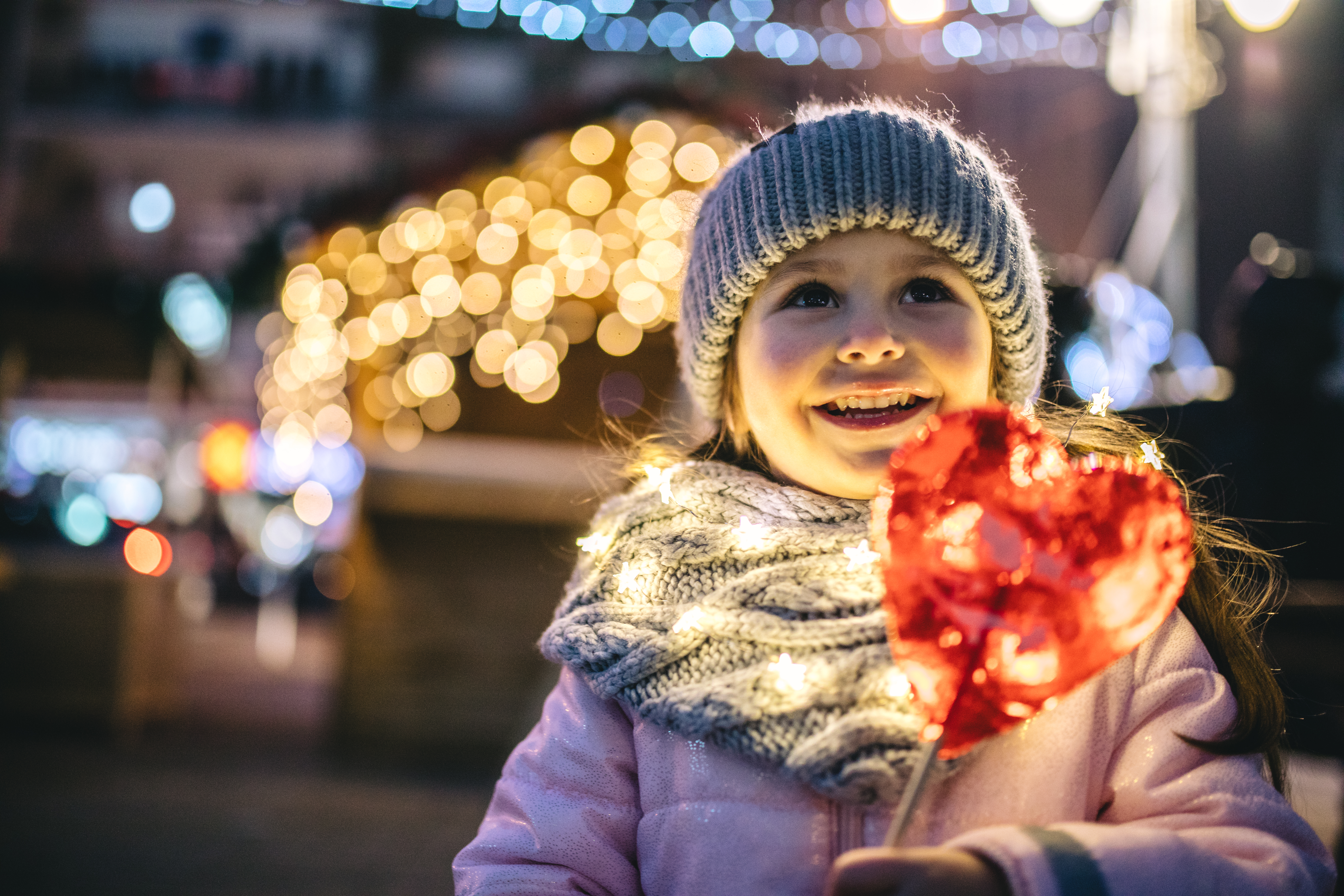 Kind freut sich über Weihnachtsbeleuchtung