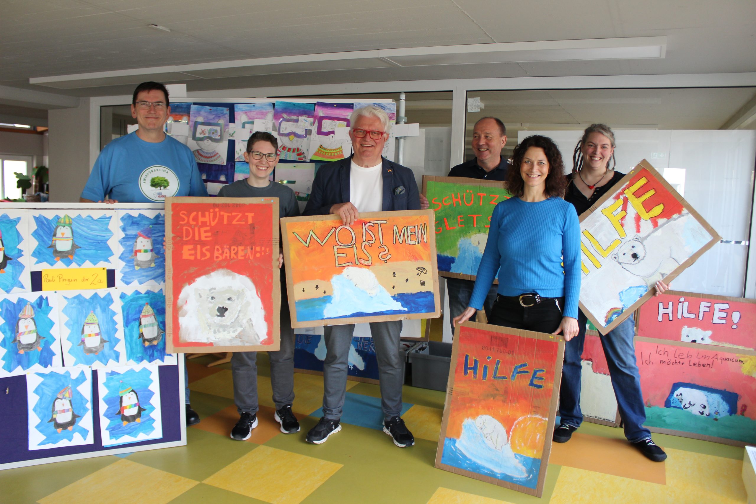 BHAG Kreativwettbewerb: Foto der Jurymitglieder mit Kunstwerken der Preisträger