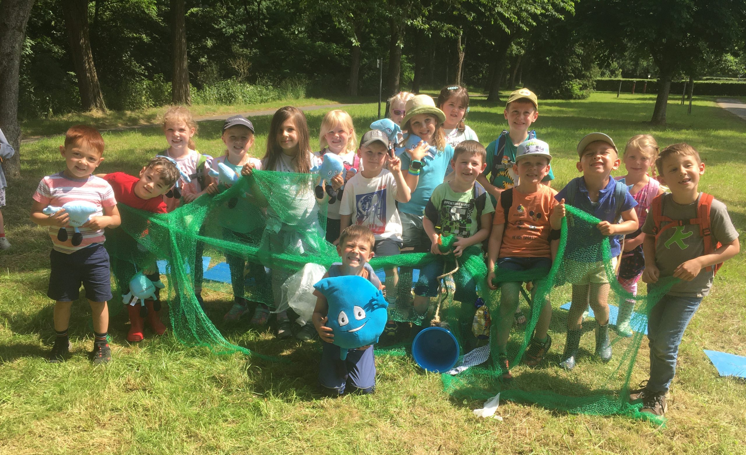 Kinder beim Wasserworkshop in der ev. Kita Neustadt/Wied