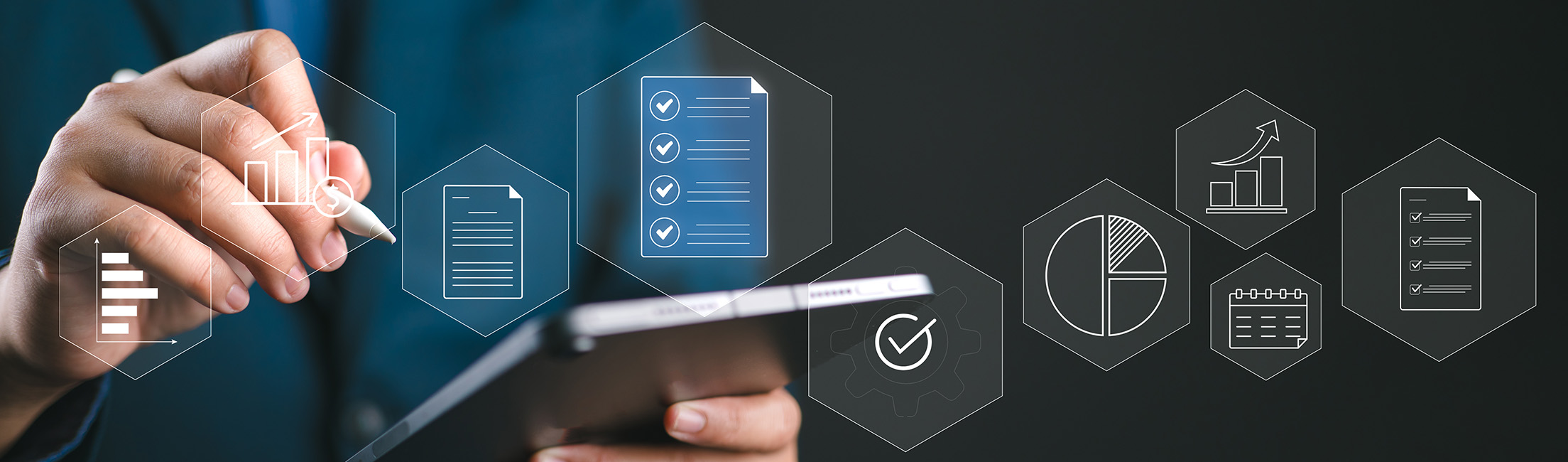 Datenmanagement am Laptop.