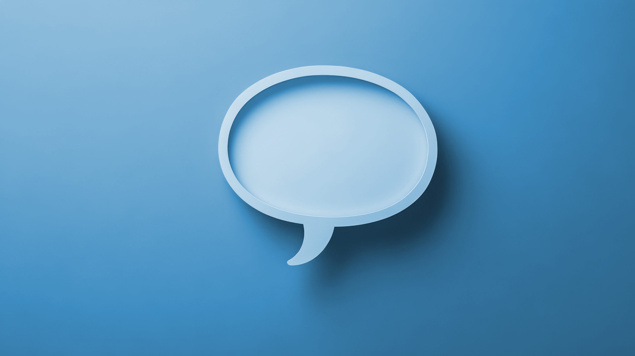 Minimalistic green speech bubble on solid background: simple com