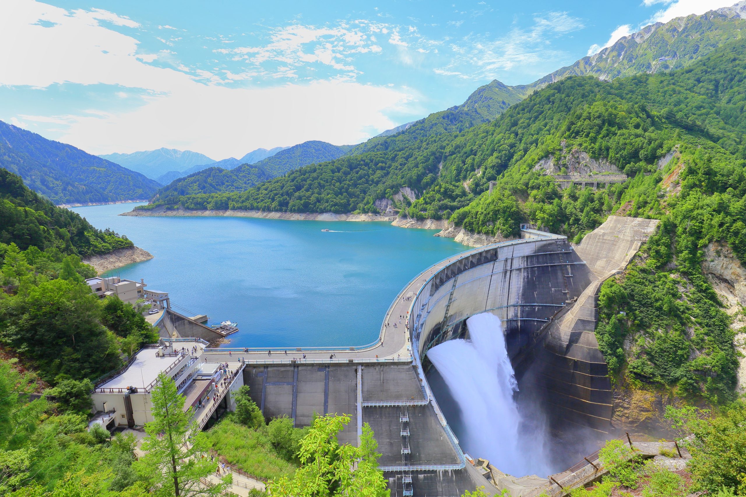 Stausee mit Staumauer zur Erzeugung von Ökostrom aus Wasserkraft