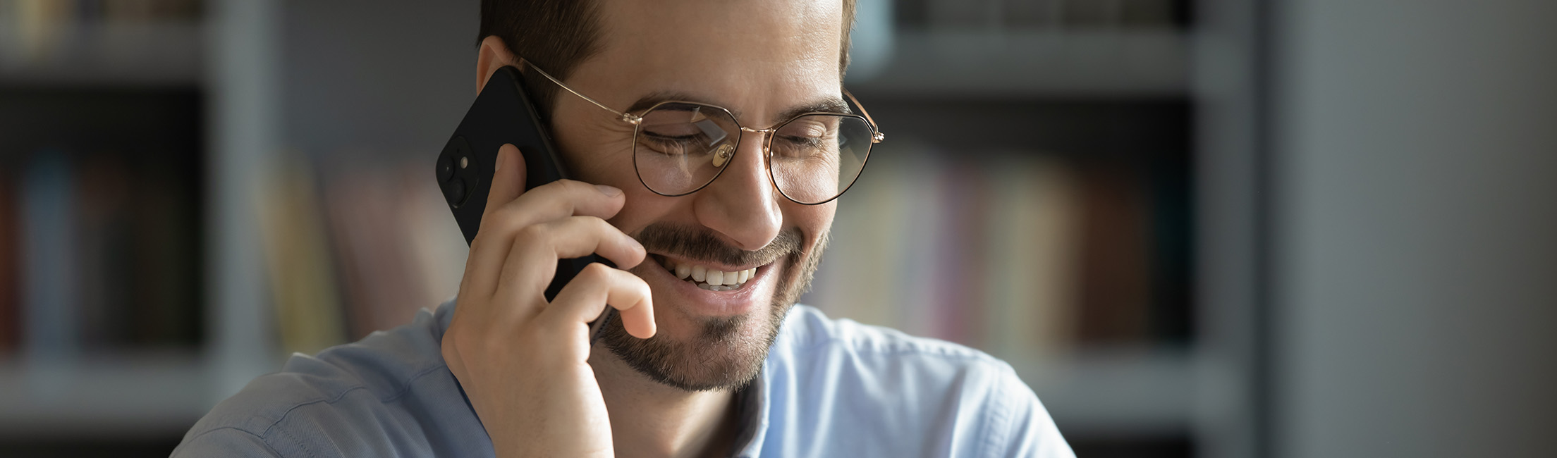 Mann telefoniert mit seinem Mobiltelefon.