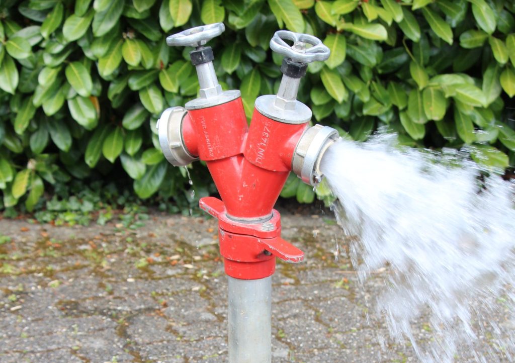 Ein angeschlossenes Wasser, aus dem Wasser spritzt.