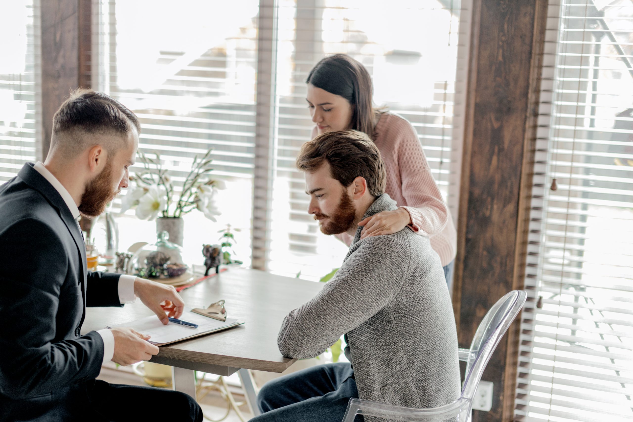 Familie wird beraten.