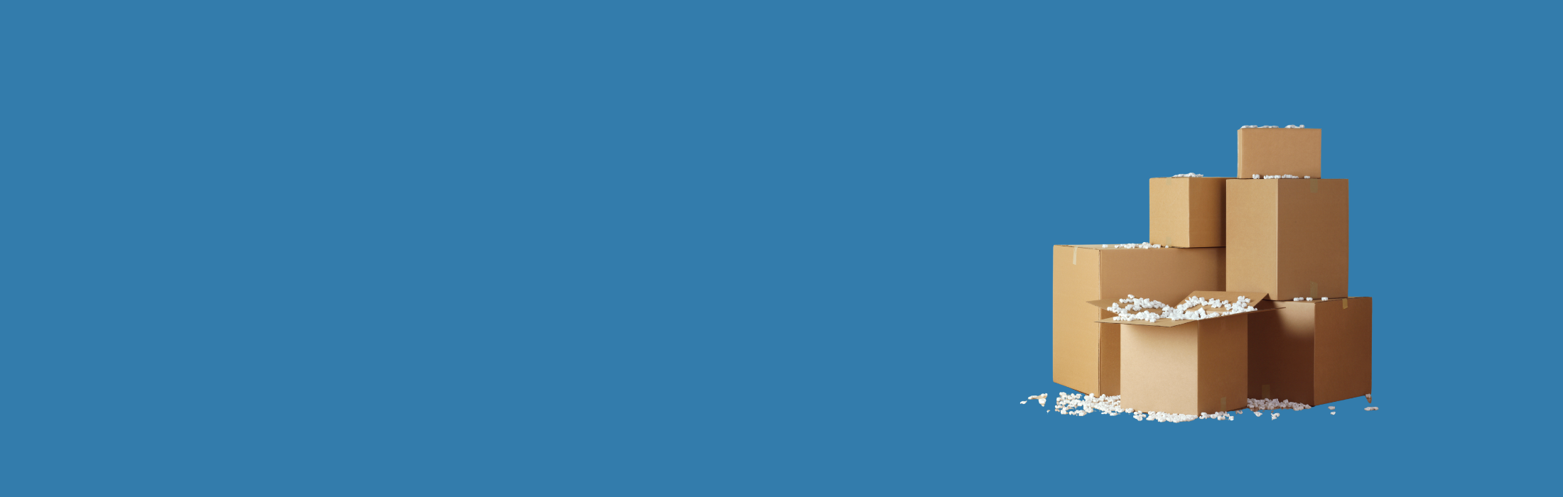 Umzugskartons auf blauem Hintergrund.