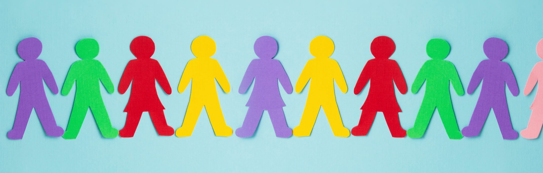 Papp-Figuren in verschiedenen Farben.