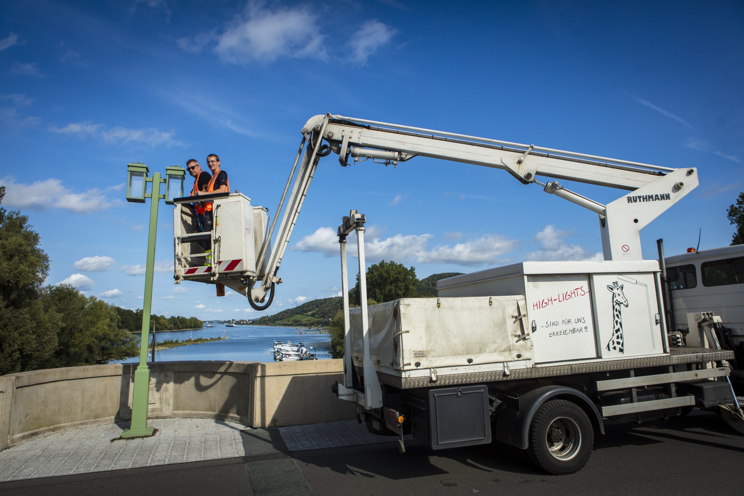 Monteure der BHAG reparieren eine Straßenlaterne.