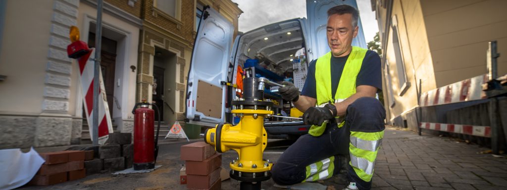 Gas Monteur arbeitet an Niederdruckleitung.