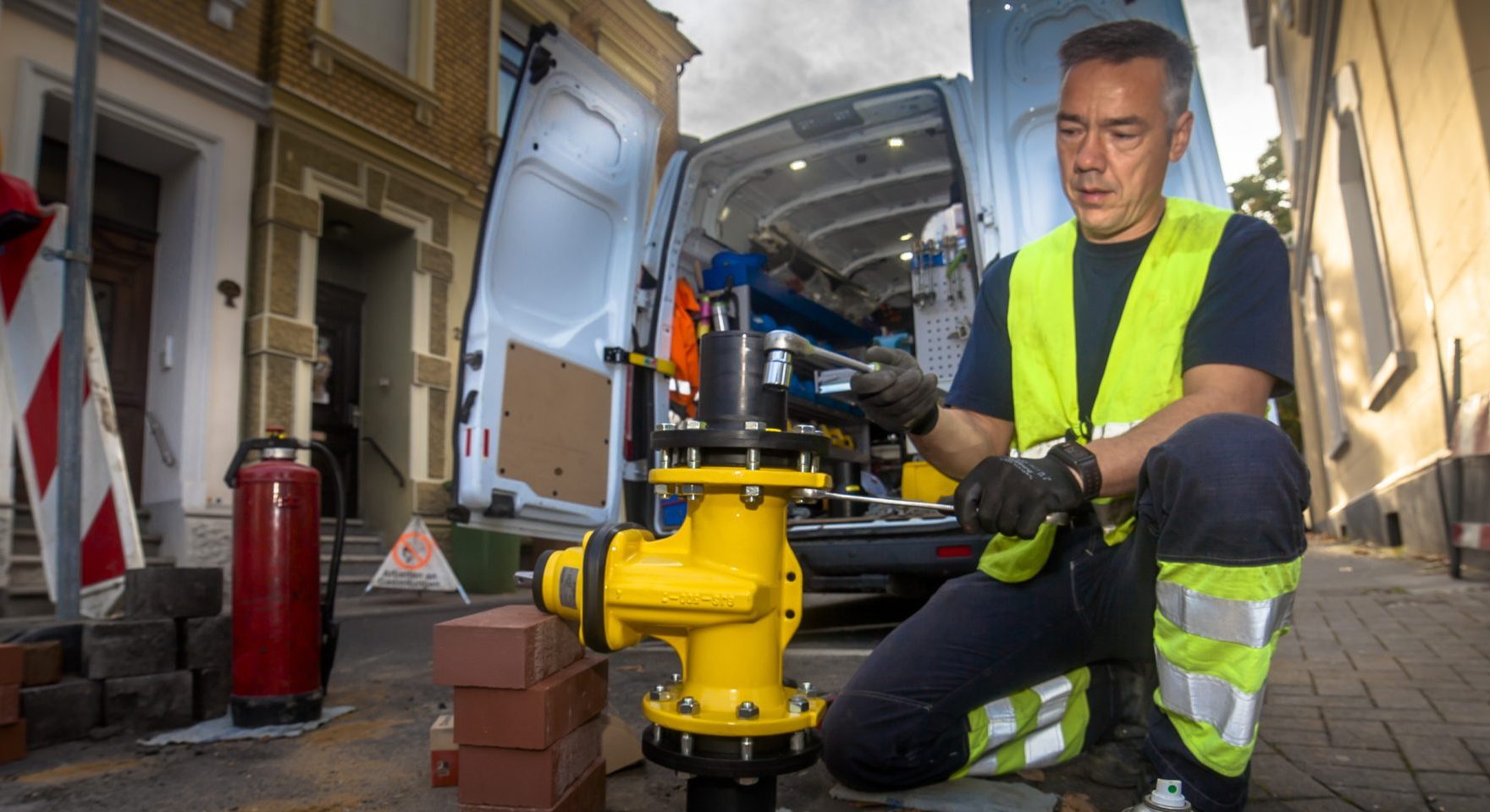 Gasmonteur prüft ND-Leitung.