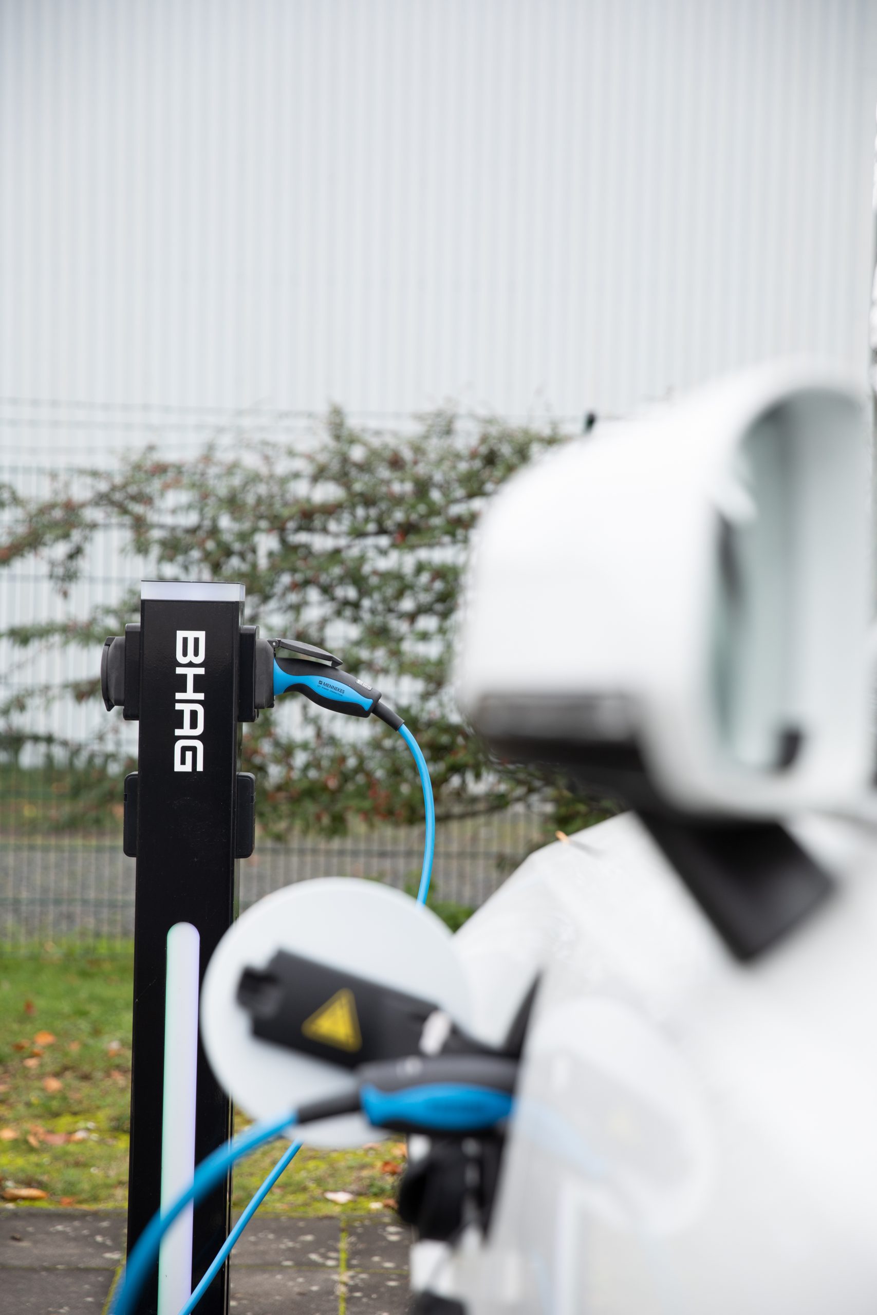 E-Auto wird an einer Ladestation geladen.