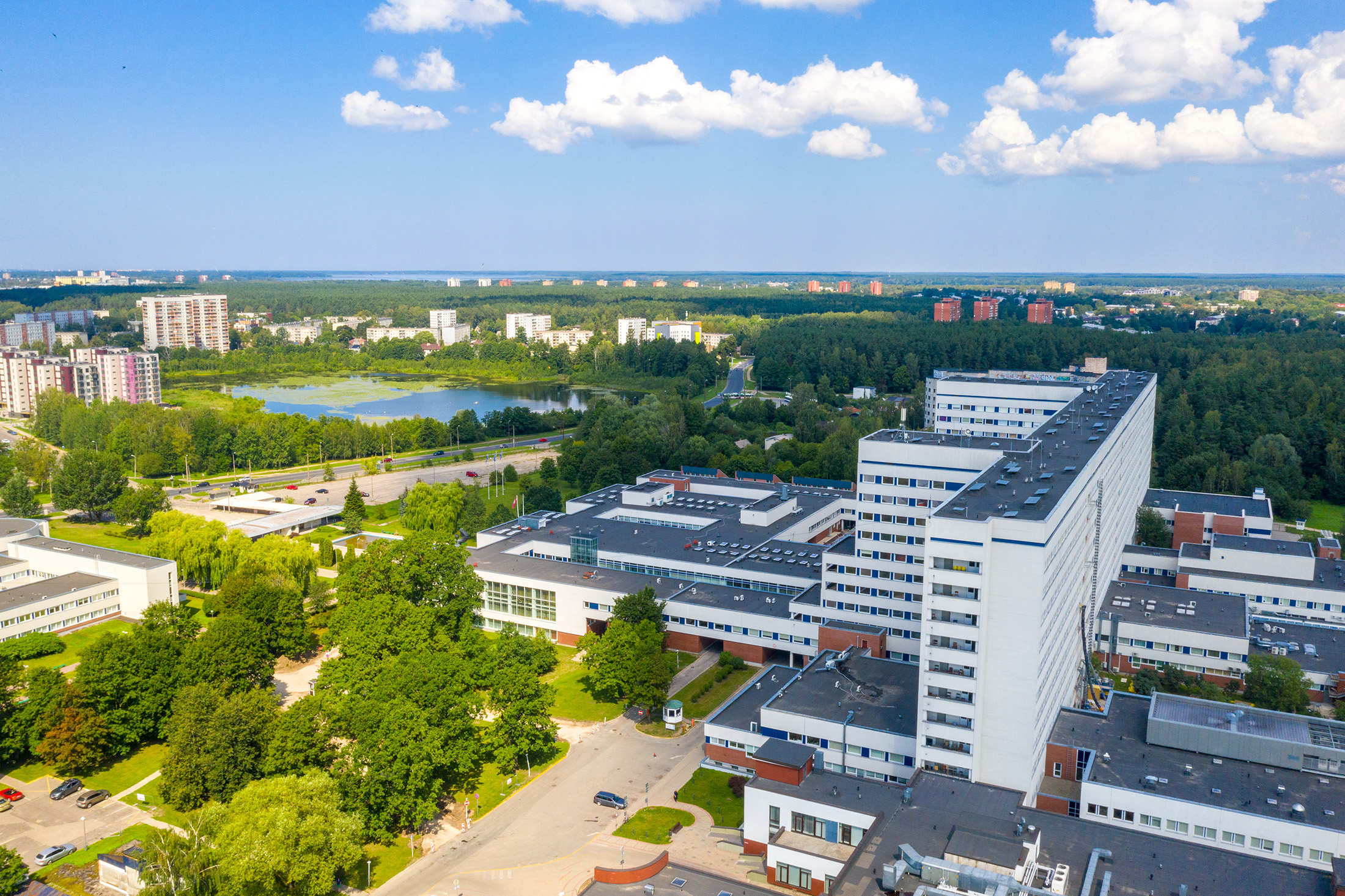 Blick auf ein Firmengelände von oben.