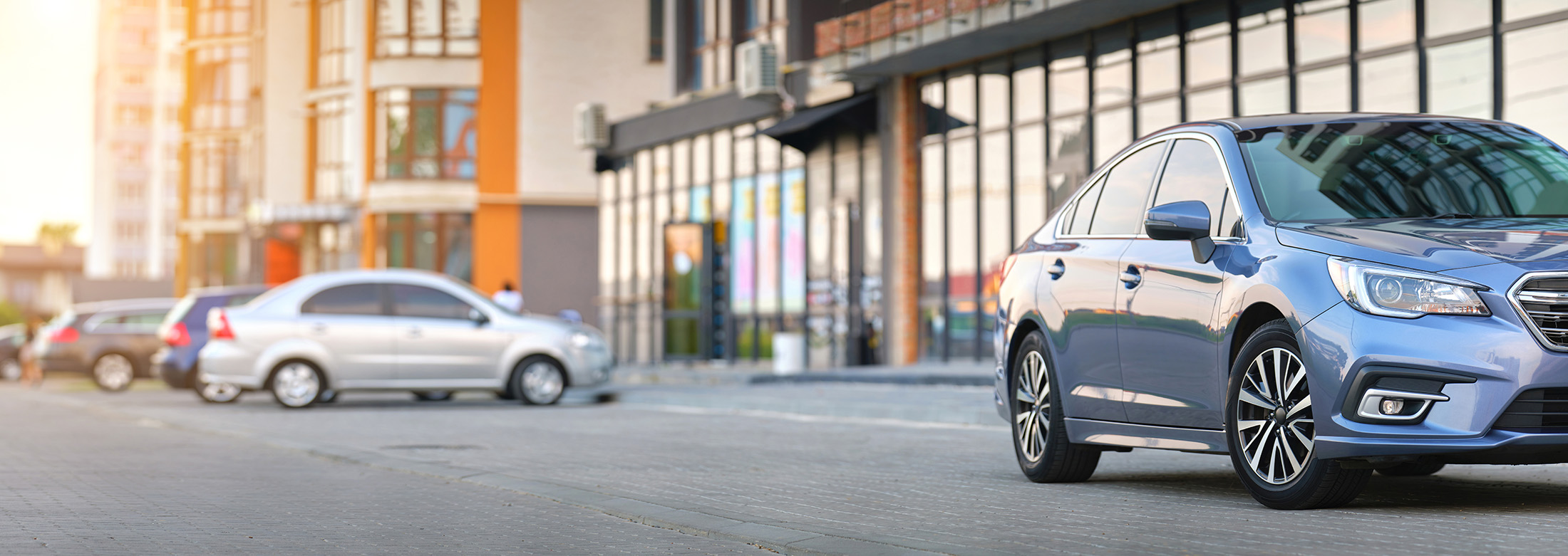 Auto fährt von einem Parkplatz.