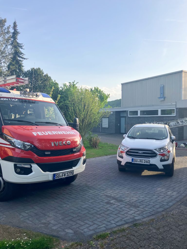 Feuerwehrauto vor dem BHAG Wasserwerk. 