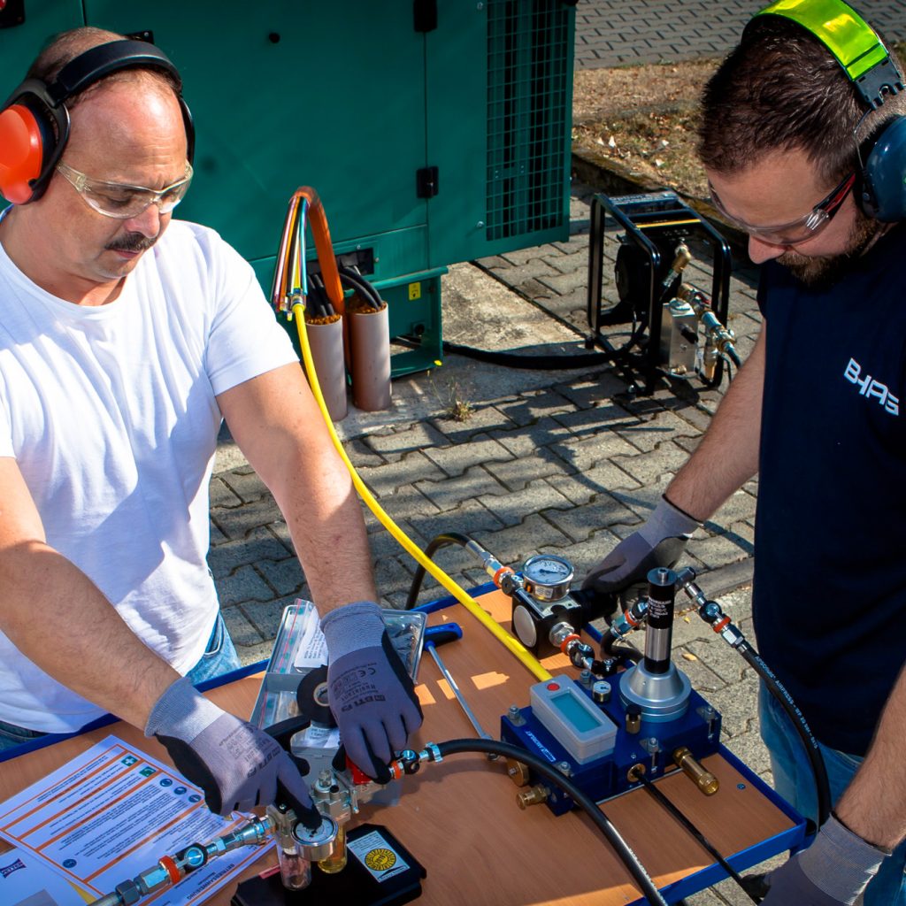 Monteure arbeiten an einer Baustelle