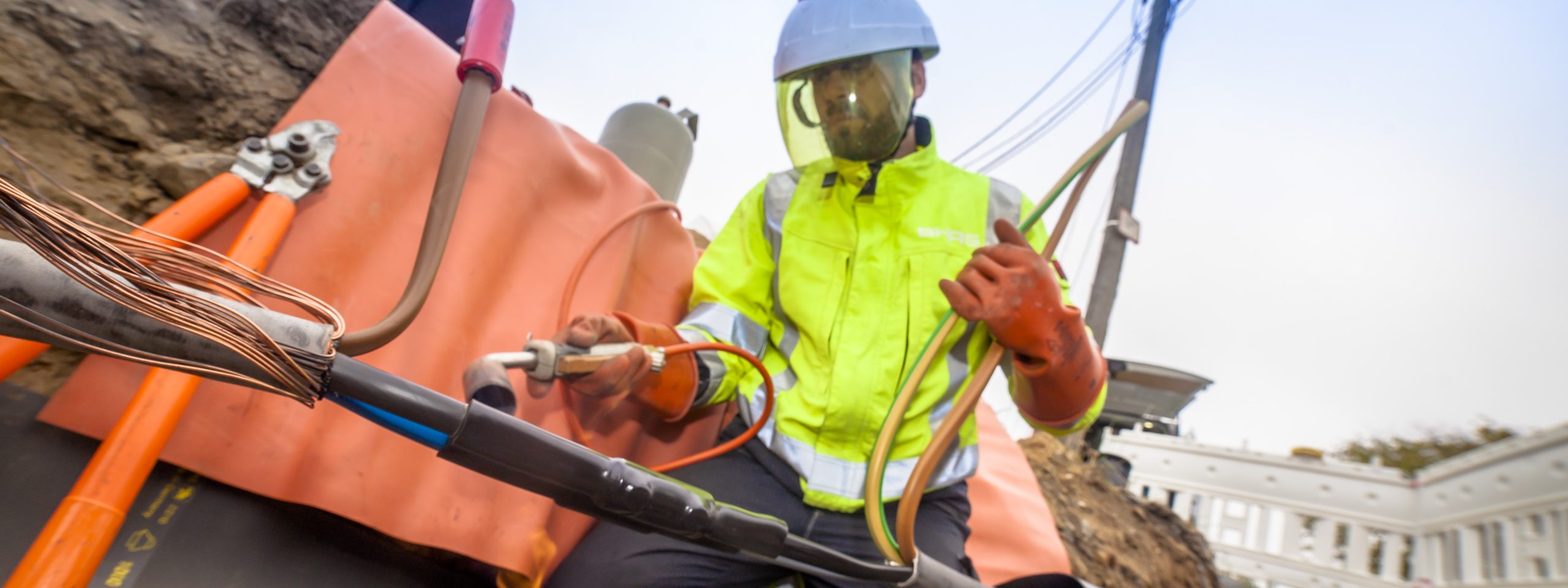 Mitarbeiter der BHAG montiert Muffe.