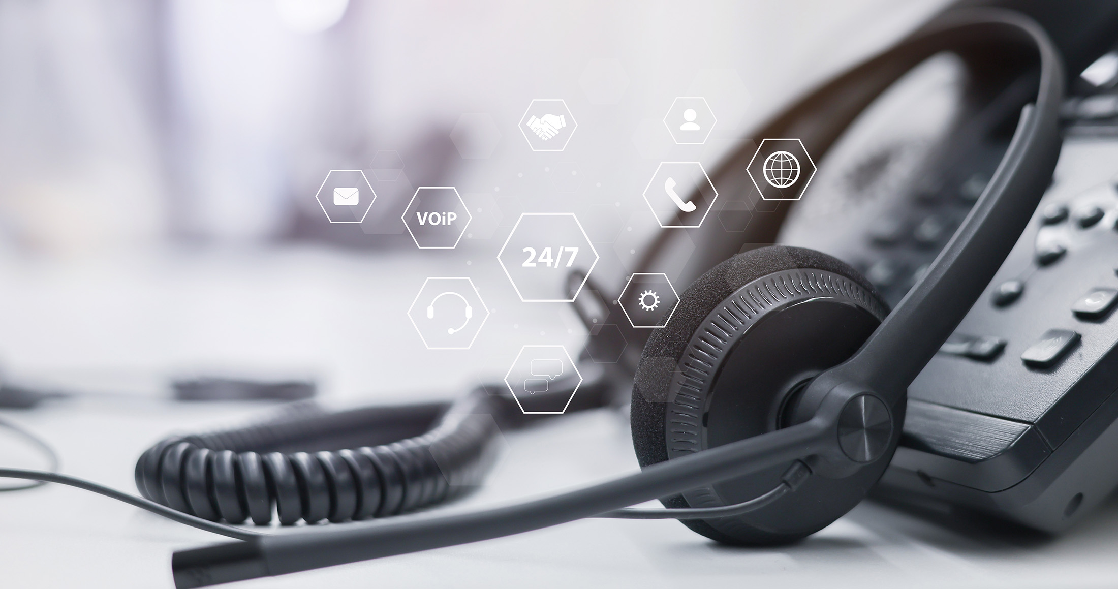 Headset liegt vor einem Telefonapparat.