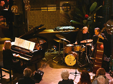Trio auf einer Bühne spielt Jazz