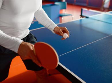 Mann beim Tischtennis