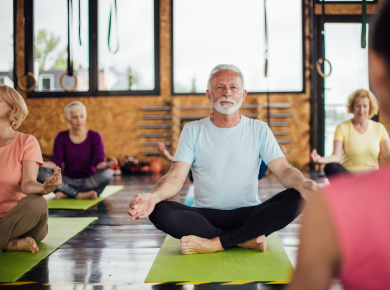 Älterer Mann beim Yoga