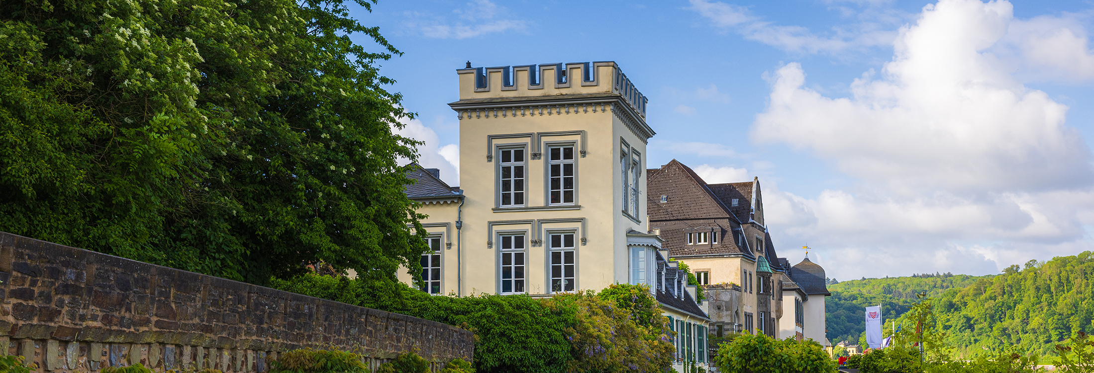 AdobeStock_2033283396©lic0001_Rheinhotel_Schulz_Unkel_Promenade_Rhein