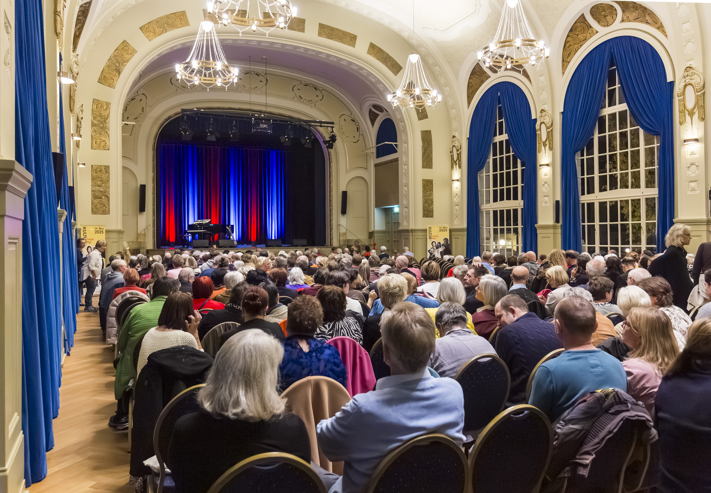 Publikum im Kurhaus wartet auf Beginn der Show.
