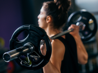 Frau trainiert im Fitnessstudio.