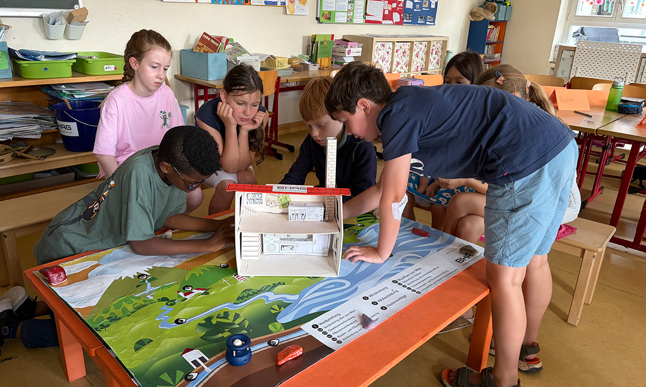 Kinder der Grundschule Löwenburg beim Forschertag