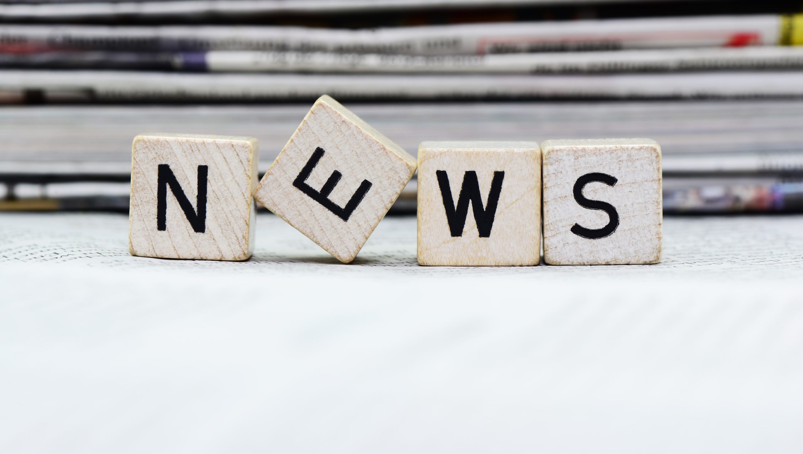 Würfel mit Buchstaben: in Worten NEWS