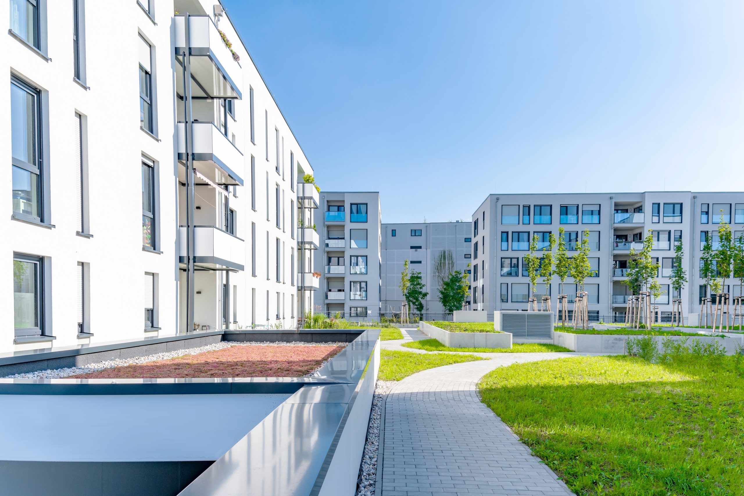 Neubausiedlung mit modernen Häusern